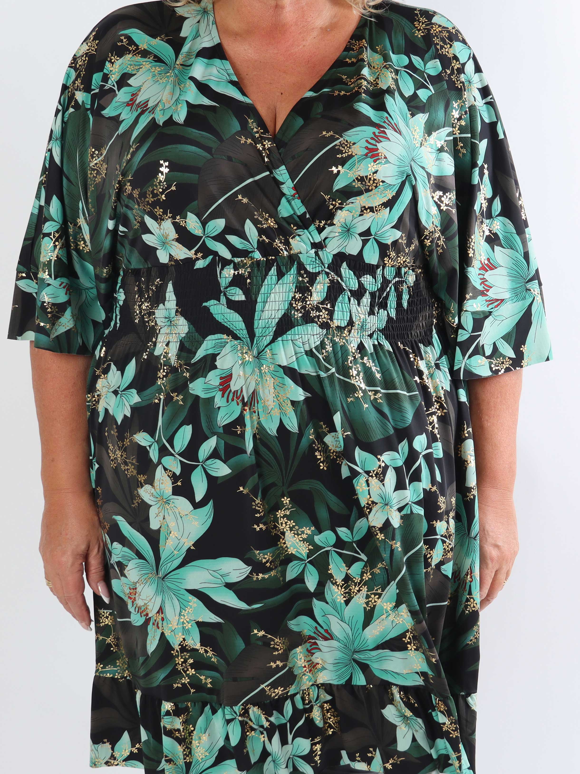 Pamela Gold Flower Short - Elastisk plus size-klänning med smock och volanger